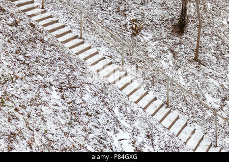 Schnee bedeckt. Ein Blick auf die verschneiten und eisigen Steintreppe. Die Schritte sind in der Gauja Tal in der Nähe von Sigulda, Lettland befindet. Stockfoto