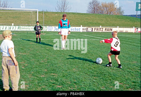 Markus Baron von und zu aufseß als Fußballspieler des TSV Vestenbergsgreuth, Deutschland 1991. Markus Graf von und zu Aufsess Fußball mit seinem Verein TSV Vestenbergsgreuth, Deutschland 1991. Stockfoto