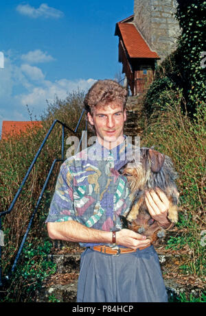 Markus Baron von und zu Aufseß mit Dackel Bazi, Deutschland 1991. Markus Graf von und zu Aufsess mit Bazi der Dackel, Deutschland 1991. Stockfoto