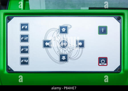 Equipment Control Panel für das Auswuchten der Räder im Auto Werkstatt Stockfoto