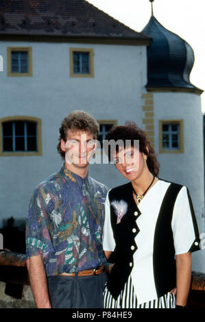 Markus Baron von und zu Aufseß mit Freundin Irene Stieber, Deutschland 1991. Markus Graf von und zu Aufsess mit seiner Freundin Irene Stieber, Deutschland 1991. Stockfoto