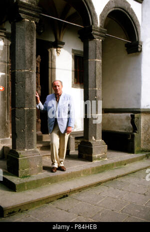 Johann Jakob Graf zu Eltz im Innehof der Burg, Deutschland 1986. Johann Jakob Graf von eltz im inneren Hof der Burg Eltz, Deutschland 1986. Stockfoto