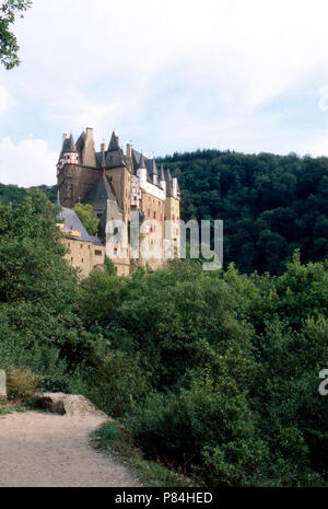 Burg Eltz, Familiensitz des gleichnamigen Adelsgeschlechts in Wierschem, Deutschland 1986 sterben. Burg Eltz, angestammten Wohnsitz der Adelsfamilie von Burg Eltz bei Wierschem, Deutschland 1986. Stockfoto