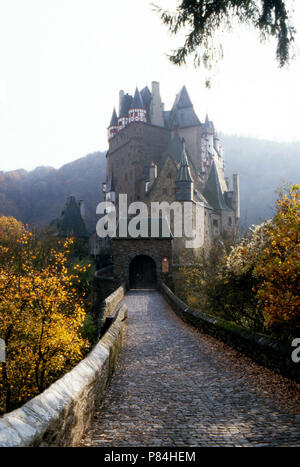 Burg Eltz, Familiensitz des gleichnamigen Adelsgeschlechts in Wierschem, Deutschland 1986 sterben. Burg Eltz, angestammten Wohnsitz der Adelsfamilie von Burg Eltz bei Wierschem, Deutschland 1986. Stockfoto