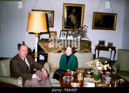 Johann Jakob Graf zu Eltz mit Gemahlin Ladislaja Mayr von Meinhof, Deutschland 1986. Johann Jakob Graf von Eltz mit seiner Frau Ladislaya Mayr von Meinhof, Deutschland 1986. Stockfoto