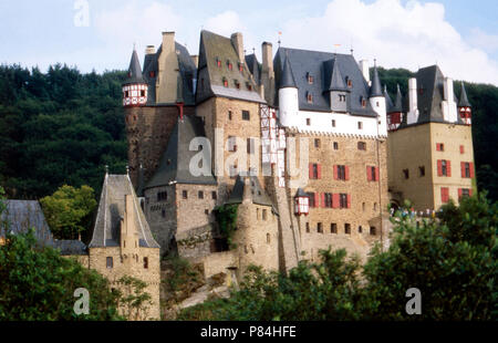 Burg Eltz, Familiensitz des gleichnamigen Adelsgeschlechts in Wierschem, Deutschland 1986 sterben. Burg Eltz, angestammten Wohnsitz der Adelsfamilie von Burg Eltz bei Wierschem, Deutschland 1986. Stockfoto