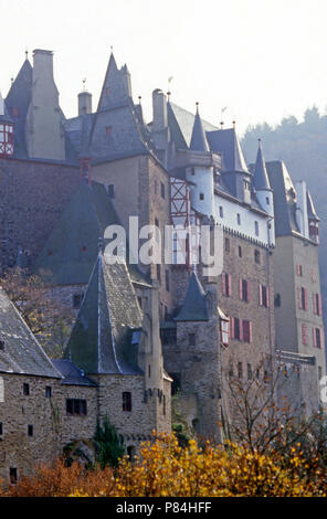 Burg Eltz, Familiensitz des gleichnamigen Adelsgeschlechts in Wierschem, Deutschland 1986 sterben. Burg Eltz, angestammten Wohnsitz der Adelsfamilie von Burg Eltz bei Wierschem, Deutschland 1986. Stockfoto