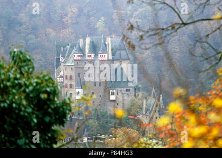 Burg Eltz, Familiensitz des gleichnamigen Adelsgeschlechts in Wierschem, Deutschland 1986 sterben. Burg Eltz, angestammten Wohnsitz der Adelsfamilie von Burg Eltz bei Wierschem, Deutschland 1986. Stockfoto