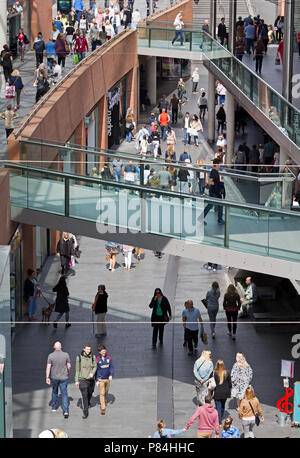 Leute, Shopping im Einkaufszentrum Liverpool One Liverpool UK. Stockfoto