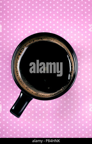 Schwarzer Kaffeebecher auf rosa Hintergrund Stockfoto