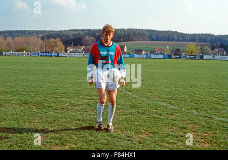 Markus Baron von und zu aufseß als Fußballspieler des TSV Vestenbergsgreuth, Deutschland 1991. Markus Graf von und zu Aufsess Fußball mit seinem Verein TSV Vestenbergsgreuth, Deutschland 1991. Stockfoto