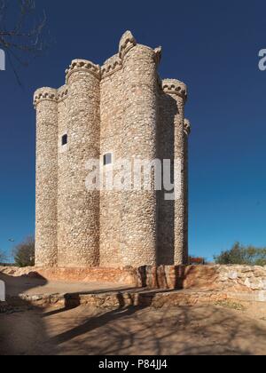 CASTILLO DE NÄHE DE SALVANES. FORTALEZA DE LA ORDEN MILITAR DE SANTIAGO. MADRID, ESPAÑA. Stockfoto