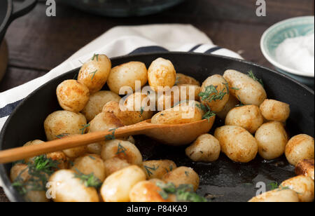 Close up Gebratene junge Kartoffeln in einer gusseisernen Pfanne Stockfoto