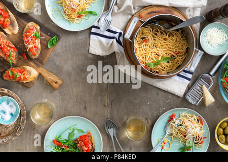 Rahmen der italienische Pasta, Snacks und Wein auf einem Holztisch. Italienisches Abendessen Tabelle Konzept Stockfoto