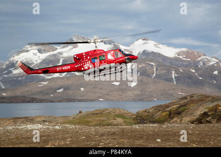 Air Greenland Bell helicopter in zu landen in Tasiilaq Flughafen kommen, Ostgrönland Stockfoto