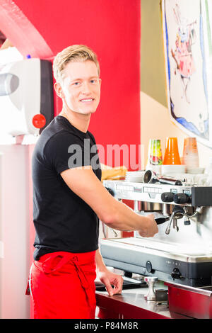Barista Vorbereitung Espresso zu Kaffeemaschine Stockfoto