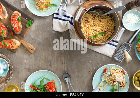 Rahmen der italienischen Pasta und Snacks auf einer hölzernen Tisch Stockfoto