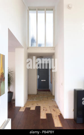 Oben brechen eine solide Holzboden in einem Haus Stockfoto