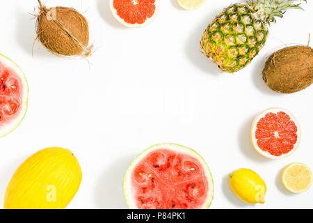 Bunte Obst Muster der frische Wassermelone, Ananas, Grapefruit, Zitrone, Kokos und Melone auf weißem Hintergrund. Ansicht von oben. Flach. Sommer Hintergrund Stockfoto