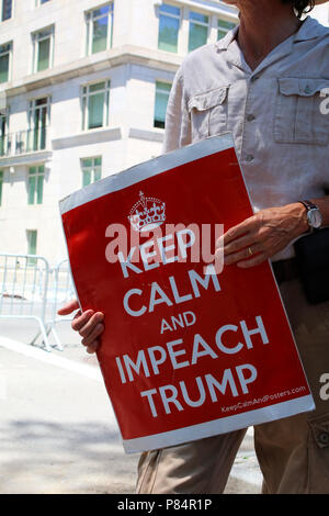 NEW YORK, NY - 02. Juli: Aktivisten, die Rallye zu einem Aufstieg und Widerstehen organisierten Trump Amtsenthebungsverfahren Protest vor der Trump International Hotel & Tower. Stockfoto