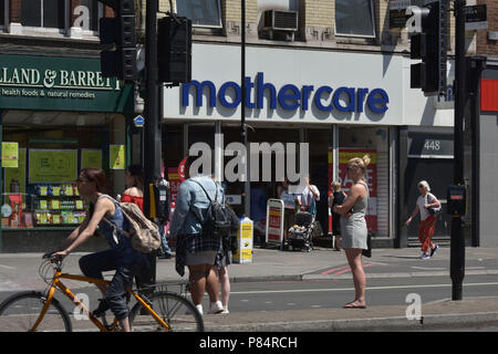 Menschen gehen vorbei an einem Zweig der Fachhändler Mothercare auf der Holloway Road im Norden von London Stockfoto