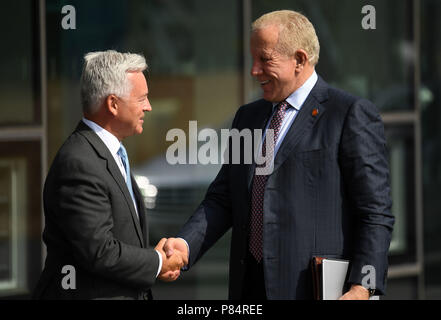 Der Staatsminister für Europa und Amerika, Alan Duncan (links) begrüßt die kosovarische Minister für Auswärtige Angelegenheiten, Behgjet Pacolli, in der Crystal Center vor dem Westlichen Balkan Gipfeltreffen in East London. Stockfoto