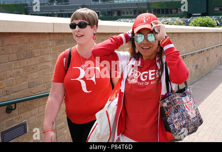 Roger Federer Fans zeigen ihre Unterstützung am Beginn des Tages sieben der Wimbledon Championships in der All England Lawn Tennis und Croquet Club, Wimbledon. Stockfoto