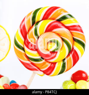 Lutscher, Bonbons und Kaugummi in den Mixbecher aus Glas closeup auf weißem Hintergrund Stockfoto