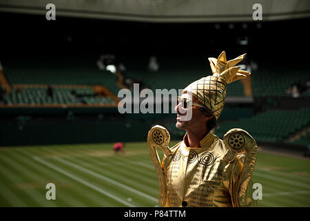 Ventilator Chris Fava, verkleidet als Trophäe des Wimbledon Männer auf dem Center Court am Tag sieben der Wimbledon Championships in der All England Lawn Tennis und Croquet Club, Wimbledon. PRESS ASSOCIATION Foto. Bild Datum: Montag Juli 9, 2018. Siehe PA Geschichte TENNIS Wimbledon. Photo Credit: Steven Paston/PA-Kabel. Einschränkungen: Nur für den redaktionellen Gebrauch bestimmt. Keine kommerzielle Nutzung ohne vorherige schriftliche Zustimmung der AELTC. Standbild nur verwenden - keine bewegten Bilder zu emulieren. Keine Überlagerung oder Entfernung von Sponsor/ad Logos. +44 (0)1158 447447 für weitere Informationen. Stockfoto