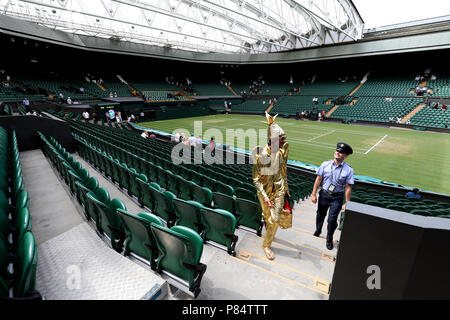 Fan Chris Fava, der am siebten Tag der Wimbledon Championships im All England Lawn Tennis and Croquet Club in Wimbledon als Wimbledon Men's Trophy auf dem Mittelfeld gekleidet war. DRÜCKEN SIE VERBANDSFOTO. Bilddatum: Montag, 9. Juli 2018. Siehe PA Geschichte TENNIS Wimbledon. Bildnachweis sollte lauten: Steven Paston/PA Wire. Stockfoto