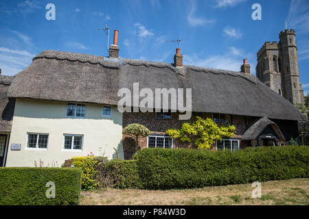 Ellesborough, UK. 6. Juli, 2018. Ein Blick auf die strohgedeckten Hütten und Ellesborough Pfarrkirche. Stockfoto