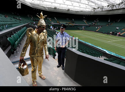 Fan Chris Fava, der am siebten Tag der Wimbledon Championships im All England Lawn Tennis and Croquet Club in Wimbledon als Wimbledon Men's Trophy auf dem Mittelfeld gekleidet war. DRÜCKEN SIE VERBANDSFOTO. Bilddatum: Montag, 9. Juli 2018. Siehe PA Geschichte TENNIS Wimbledon. Bildnachweis sollte lauten: Steven Paston/PA Wire. Stockfoto