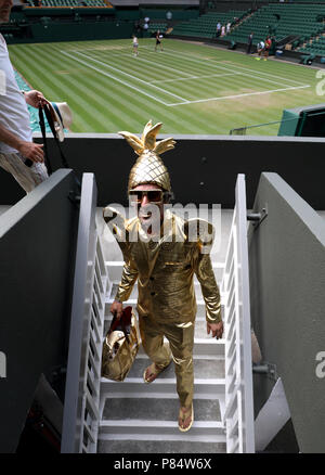 Ventilator Chris Fava, verkleidet als Trophäe des Wimbledon Männer auf dem Center Court am Tag sieben der Wimbledon Championships in der All England Lawn Tennis und Croquet Club, Wimbledon. Stockfoto