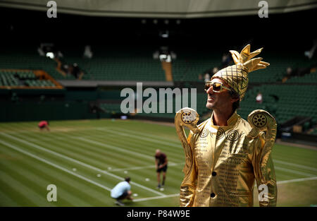 Ventilator Chris Fava, verkleidet als Trophäe des Wimbledon Männer auf dem Center Court am Tag sieben der Wimbledon Championships in der All England Lawn Tennis und Croquet Club, Wimbledon. Stockfoto