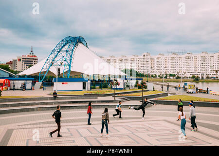 Minsk, Weißrussland - Juni 28, 2017: Junge Menschen, die das Spiel mit dem Ball in der Nemiga Bezirk. Überdachte Eislaufbahn in River Promenade. Stockfoto