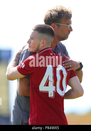 Liverpool Manager Jürgen Klopp umfasst Liverpools Ryan Kent nach dem Schlusspfiff Stockfoto