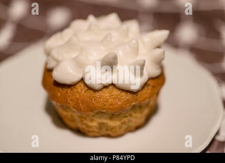 Kuchen auf einem Teller Stockfoto