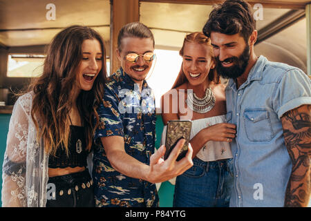 Gruppe von Jugendlichen, die selfie mit Handy im Freien. Zwei Paar auf Kamera für einen selfie. Stockfoto