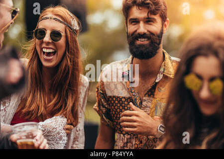 Porträt der glückliche junge hippie Freunde an Musik Festival. Gruppe von Männern und Frauen in der Musik Festival. Stockfoto
