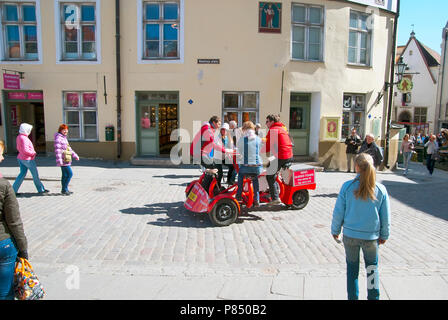 TALLINN, Estland - 1. Mai 2011: Eine Gruppe der Jungen auf dem Fahrrad in der Altstadt in der Nähe von Town Hall Square. Stockfoto