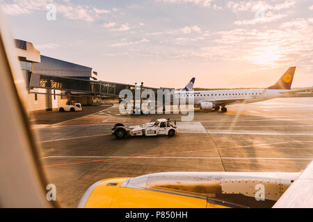 Minsk, Weißrussland - Mai 13, 2018: Flugzeug Flugzeug Boeing 737-800 der Ukraine International Airlines, die am nationalen Flughafen Minsk - Minsk-2 Terminal in E Stockfoto