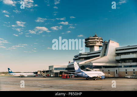 Minsk, Weißrussland - Mai 13, 2018: Flugzeuge Flugzeuge der Fluggesellschaft Belavia am nationalen Flughafen Minsk - Minsk-2 Terminal am frühen Morgen stehen. Stockfoto