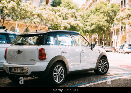 Barcelona, Spanien - 13. Mai 2018: Farbe Weiß Mini Cooper Alle 4 Parkplätze in der Straße. Stockfoto