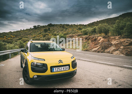 Katalonien, Spanien - 14. Mai 2018: Citroen C4 Kaktus Auto geparkt auf dem Hintergrund der Spanischen Berge Natur Landschaft. Der Citroen C4 Cactus ist ein Mini Cros Stockfoto