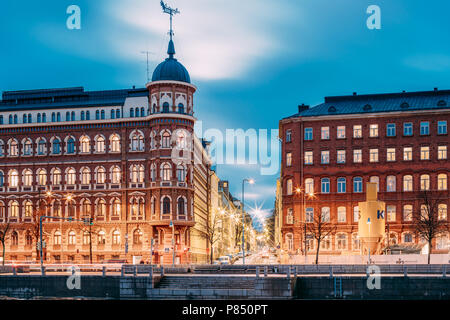 Helsinki, Finnland - 6. Dezember 2016: Kreuzung von Pohjoisranta und Kirkkokatu Straße am Abend oder in der Nacht die Beleuchtung. Stockfoto