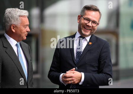 Der Staatsminister für Europa und Amerika, Alan Duncan (links) begrüßt Staatsminister für Europa, Michael Roth in der Crystal Center vor dem Westlichen Balkan Gipfeltreffen in East London. Stockfoto