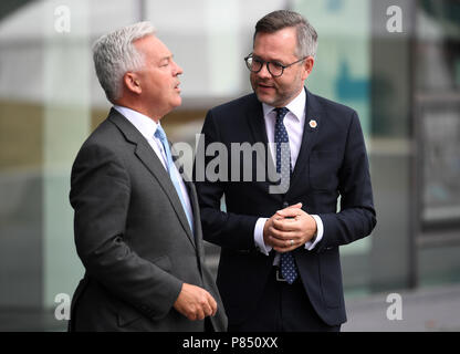 Der Staatsminister für Europa und Amerika, Alan Duncan (links) begrüßt Staatsminister für Europa, Michael Roth in der Crystal Center vor dem Westlichen Balkan Gipfeltreffen in East London. Stockfoto
