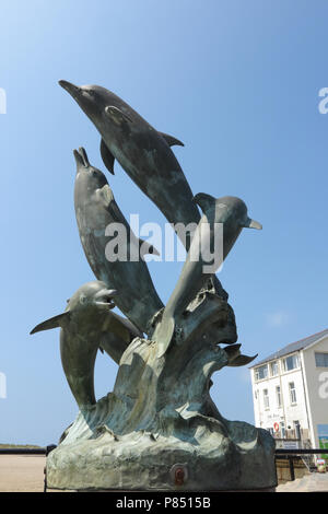 Springende Delphine, errichtet 2007, Barmouth Hafen Stockfoto