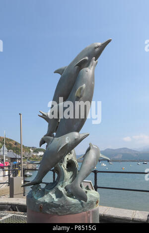 Springende Delphine, errichtet 2007, Barmouth Hafen Stockfoto