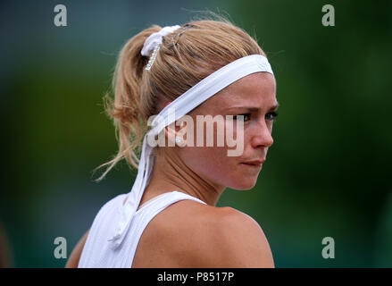 Camila Giorgi in Aktion am siebten Tag der Wimbledon Championships im All England Lawn Tennis and Croquet Club, Wimbledon. DRÜCKEN SIE VERBANDSFOTO. Bilddatum: Montag, 9. Juli 2018. Siehe PA Geschichte Tennis Wimbledon. Bildnachweis sollte lauten: John WaltonPA Wire. EINSCHRÄNKUNGEN: Nur für redaktionelle Zwecke. Keine kommerzielle Nutzung ohne vorherige schriftliche Zustimmung des AELTC. Nur für Standbilder – keine bewegten Bilder, die Broadcast emulieren können. Keine Überlagerung oder Entfernung von Sponsoren-/Werbelogos. Weitere Informationen erhalten Sie unter +44 (0)1158 447447. Stockfoto